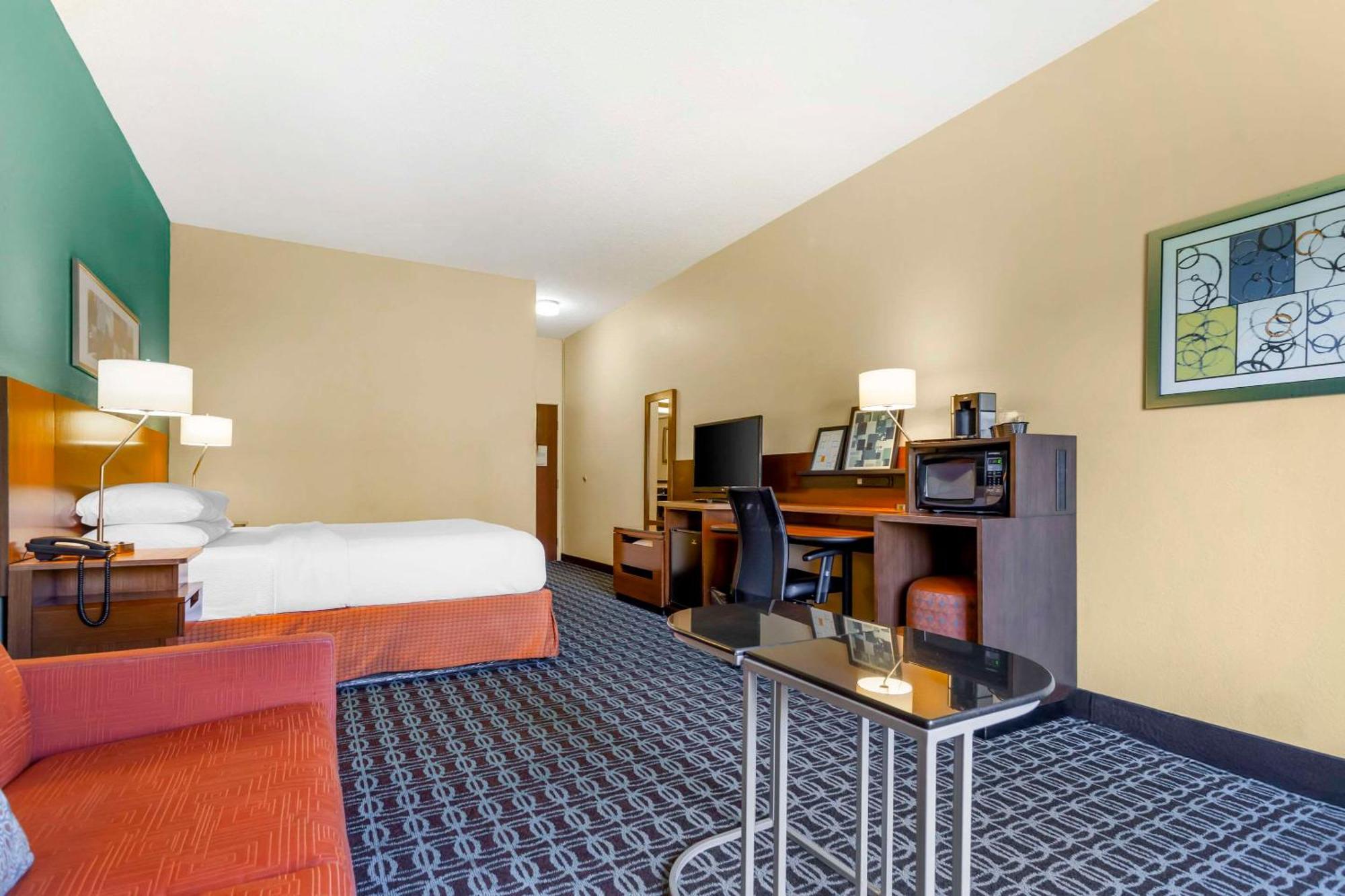 Hotel Comfort & Stadium Area 3*